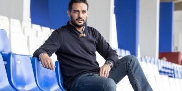 El director deportivo azulino, en las gradas del estadio municipal Álvarez Claro.