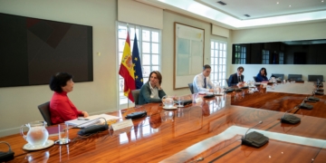 El presidente del Gobierno, Pedro Sánchez (3-i), mantiene una videoconferencia este domingo con los presidentes de comunidades y ciudades autónomas, en el Palacio de la Moncloa, en Madrid,. EFE/Pool Moncloa/Borja Puig de la Bellacasa
