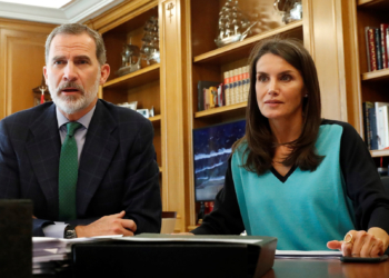Madrid (Spain), 10/06/2020.- A handout photo made available by the Spanish Royal Household ('La Zarzuela') shows King Felipe VI (L) and Queen Letizia (R) of Spain speaking with representatives of the taxi sector via video conference at Zarzuela Palace in Madrid, Spain, 10 June 2020. (España) EFE/EPA/FRANCISCO GOMEZ / LA ZARZUELA HANDOUT HANDOUT EDITORIAL USE ONLY/NO SALES