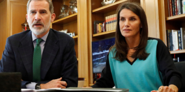 Madrid (Spain), 10/06/2020.- A handout photo made available by the Spanish Royal Household ('La Zarzuela') shows King Felipe VI (L) and Queen Letizia (R) of Spain speaking with representatives of the taxi sector via video conference at Zarzuela Palace in Madrid, Spain, 10 June 2020. (España) EFE/EPA/FRANCISCO GOMEZ / LA ZARZUELA HANDOUT HANDOUT EDITORIAL USE ONLY/NO SALES