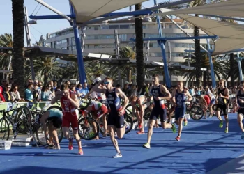 Salida de una de las pruebas internacionales en el mundo del triatlón.