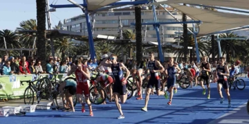 Salida de una de las pruebas internacionales en el mundo del triatlón.