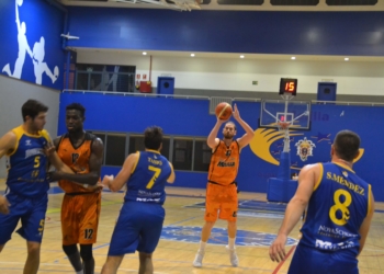 El pívot Javier González, en un lanzamiento a canasta.