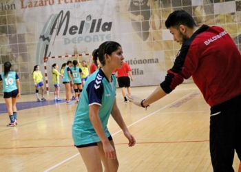 El técnico local dando consignas a una de sus jugadoras.