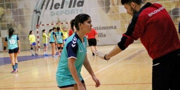 El técnico local dando consignas a una de sus jugadoras.