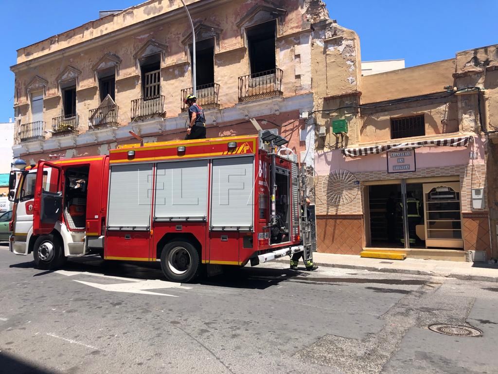 Los Bomberos extinguen un fuego en el horno de una panadería