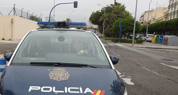La Policía Nacional detiene a dos mena por robo con fuerza en un vehículo