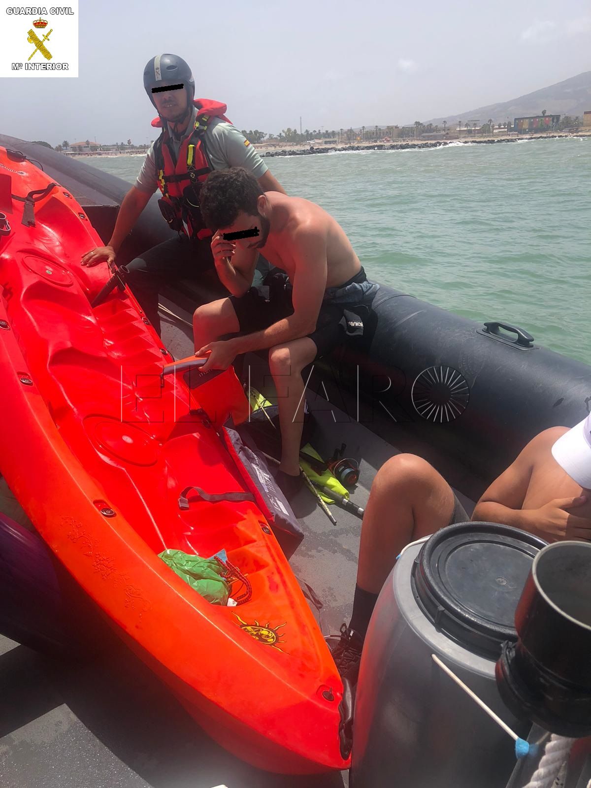 La Guardia Civil rescata a 2 jóvenes en kayak que no podían retornar por oleaje