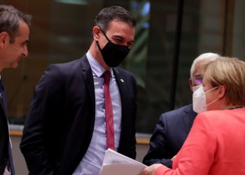 Brussels (Belgium), 21/07/2020.- (L-R) Greece's Prime Minister Kyriakos Mitsotakis, Spanish Prime Minister Pedro Sanchez, Portuguese's Prime Minister Antonio Costa and Germany's Chancellor Angela Merkel participate in a last roundtable discussion following a four day European summit at the European Council in Brussels, Belgium, 21 July 2020. European Union nations leaders meet face-to-face for a fourth day to discuss plans to respond to the coronavirus pandemic and a new long-term EU budget. (Lanzamiento de disco, Bélgica, Alemania, Grecia, Bruselas) EFE/EPA/STEPHANIE LECOCQ / POOL