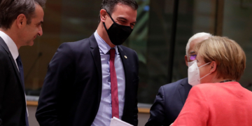Brussels (Belgium), 21/07/2020.- (L-R) Greece's Prime Minister Kyriakos Mitsotakis, Spanish Prime Minister Pedro Sanchez, Portuguese's Prime Minister Antonio Costa and Germany's Chancellor Angela Merkel participate in a last roundtable discussion following a four day European summit at the European Council in Brussels, Belgium, 21 July 2020. European Union nations leaders meet face-to-face for a fourth day to discuss plans to respond to the coronavirus pandemic and a new long-term EU budget. (Lanzamiento de disco, Bélgica, Alemania, Grecia, Bruselas) EFE/EPA/STEPHANIE LECOCQ / POOL