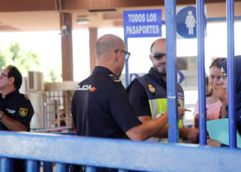 GRAF5890. MELILLA, 14/08/2018.- Control de pasaportes en la frontera de Beni-Enzar tras la decisión de Marruecos de cerrar la aduana comercial. El Gobierno español aseguró hoy que defenderá los intereses de la ciudad española norteafricana de Melilla ante la decisión de Marruecos de cerrar la aduana comercial en la frontera de Beni-Enzar. EFE/F.G.Guerrero