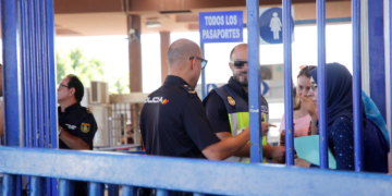 GRAF5890. MELILLA, 14/08/2018.- Control de pasaportes en la frontera de Beni-Enzar tras la decisión de Marruecos de cerrar la aduana comercial. El Gobierno español aseguró hoy que defenderá los intereses de la ciudad española norteafricana de Melilla ante la decisión de Marruecos de cerrar la aduana comercial en la frontera de Beni-Enzar. EFE/F.G.Guerrero