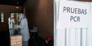 Una sanitaria esperan la llegada de pacientes a los que realizar test PCR en un espacio habilitado fuera de un Centro de Salud de la ciudad de Zaragoza. EFE/Javier Cebollada/ArchivoEFE/