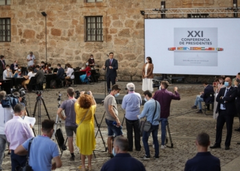 SAN MILLÁN DE LA COGOLLA (LA RIOJA), 31/07/2020.- Numerosos medios de comunicación encargados de cubrir la intervención del presidente del Gobierno, Pedro Sánchez, y la jefa del Ejecutivo de la Rioja, Concha Andreu, anfitriona de la conferencia, antes del inicio de la Conferencia de Presidentes que busca el consenso para el reparto de los fondos de recuperación europeos por la crisis del coronavirus, este viernes en el monasterio de San Millán de Yuso, en San Millán de la Cogolla. EFE/RAQUEL MANZANARES