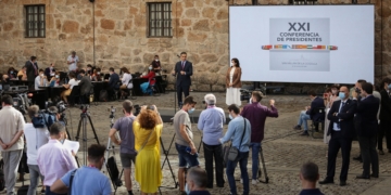 SAN MILLÁN DE LA COGOLLA (LA RIOJA), 31/07/2020.- Numerosos medios de comunicación encargados de cubrir la intervención del presidente del Gobierno, Pedro Sánchez, y la jefa del Ejecutivo de la Rioja, Concha Andreu, anfitriona de la conferencia, antes del inicio de la Conferencia de Presidentes que busca el consenso para el reparto de los fondos de recuperación europeos por la crisis del coronavirus, este viernes en el monasterio de San Millán de Yuso, en San Millán de la Cogolla. EFE/RAQUEL MANZANARES