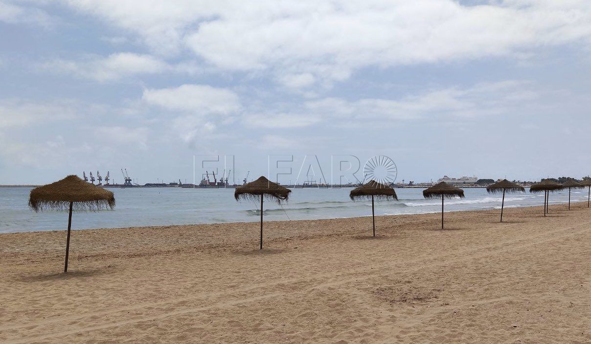 Reabren las playas tras cerrarlas por un vertido proveniente del puerto de Beni Enzar