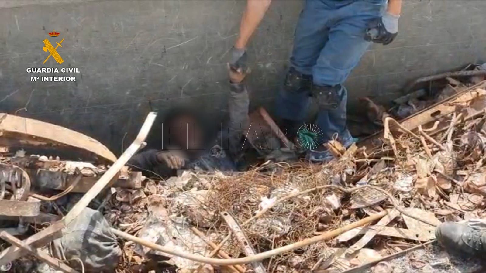 La Guardia Civil rescata y auxilia a ocho migrantes ocultos en un camión de chatarra