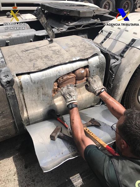 560 kilos de hachís en los depósitos de combustible de un camión