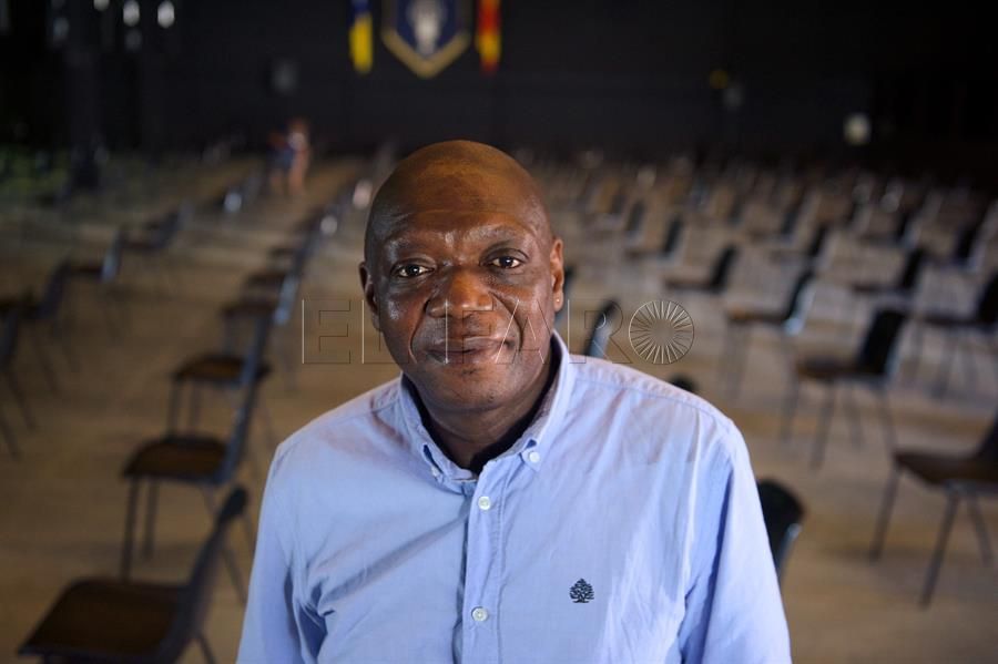 Tío Sam, el camerunés que comparte cuarentenas con quienes bajan de la patera