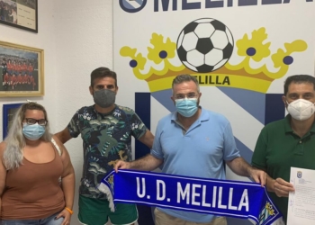 El máximo responsable de esta entidad junto a algunos de los componentes de su Junta Directiva.