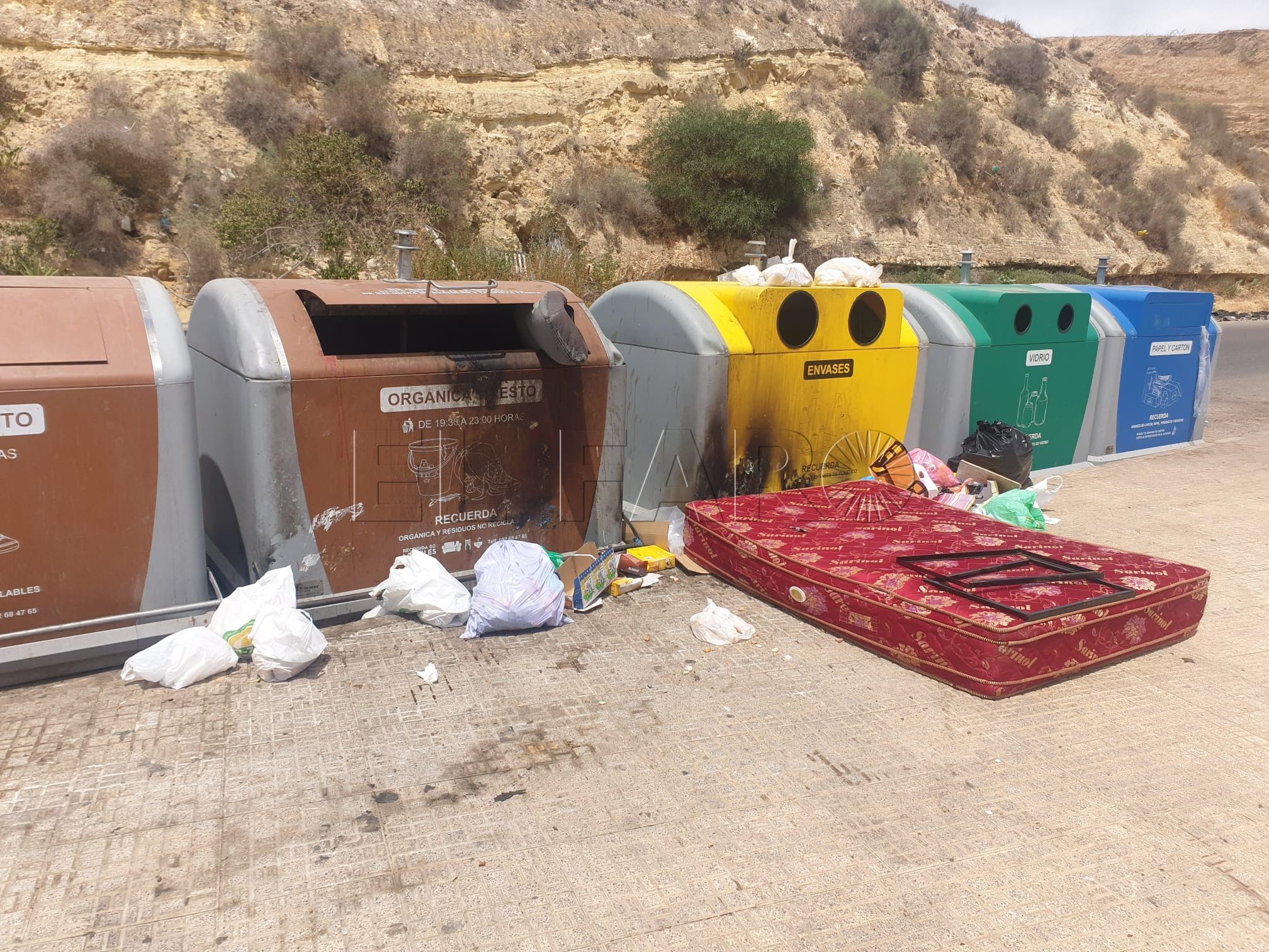 Vecinos de Vía Láctea y Universo, cansados de malos olores, basura y sin agua