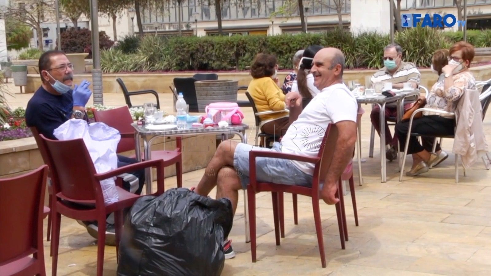 Melilla prohíbe fumar solo cachimbas al aire libre