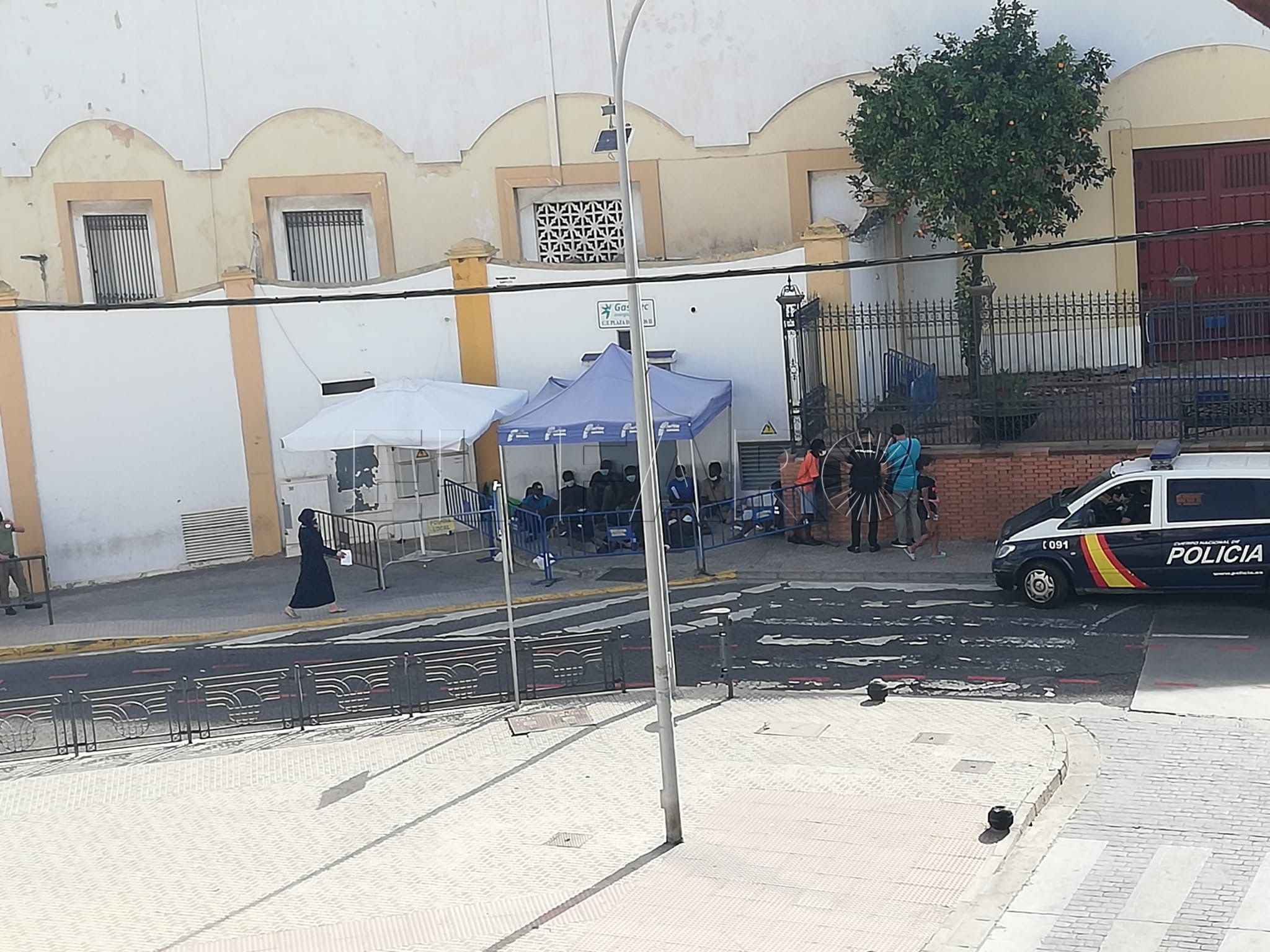 Un salto violento, lanzando piedras y llevándose por delante a los agentes