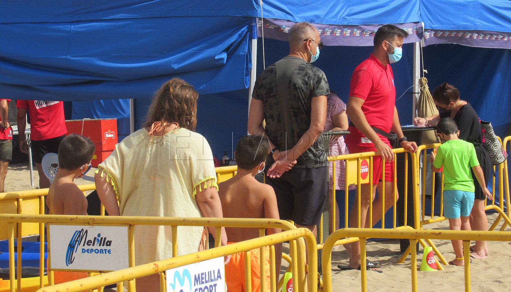 Unas 500 personas pasan por el centro de ocio y deporte en la playa