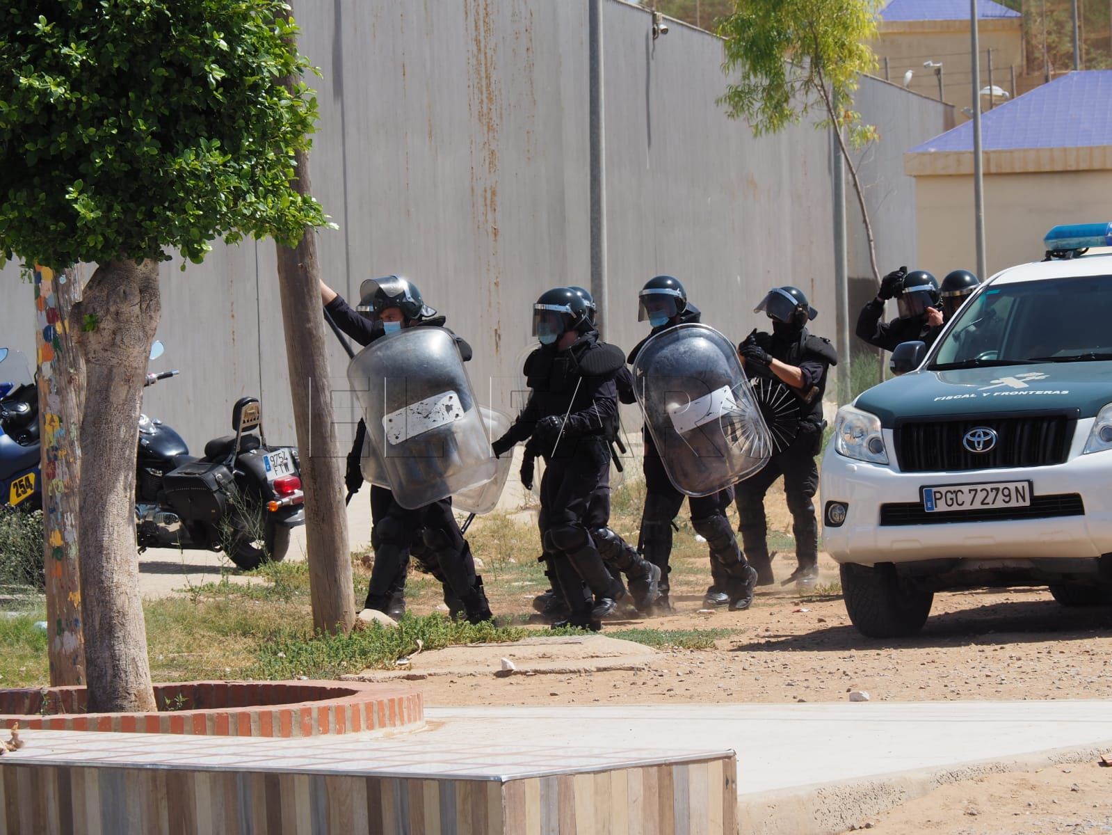 Policías que custodian inmigrantes dicen que en Melilla hay “una situación límite”