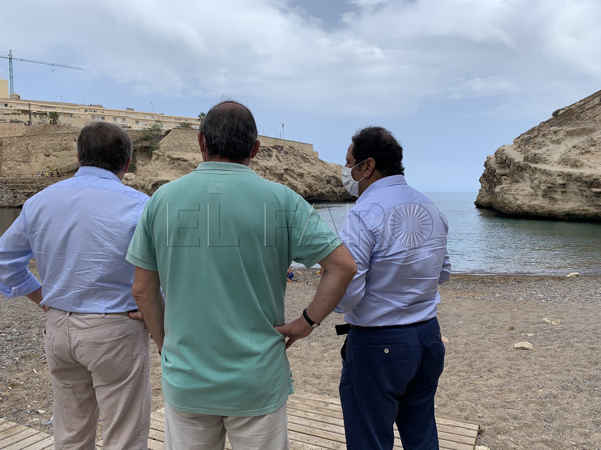 La playa de los Galápagos abre al baño tras disiparse la mancha del vertido