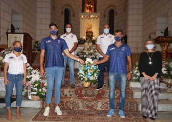 Tradicional ofrenda floral del Melilla Sport Capital a la patrona, la Virgen de la Victoria