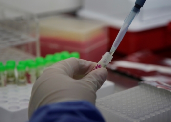 AME6604. CARTAGENA (COLOMBIA), 21/09/2020.-Una funcionaria del Laboratorio de Unidad Molecular (UNIMOL) de la Universidad de Cartagena procesa una muestra de la COVID-19, el 18 de septiembre, en Cartagena (Colombia). EFE/ Ricardo Maldonado Rozo