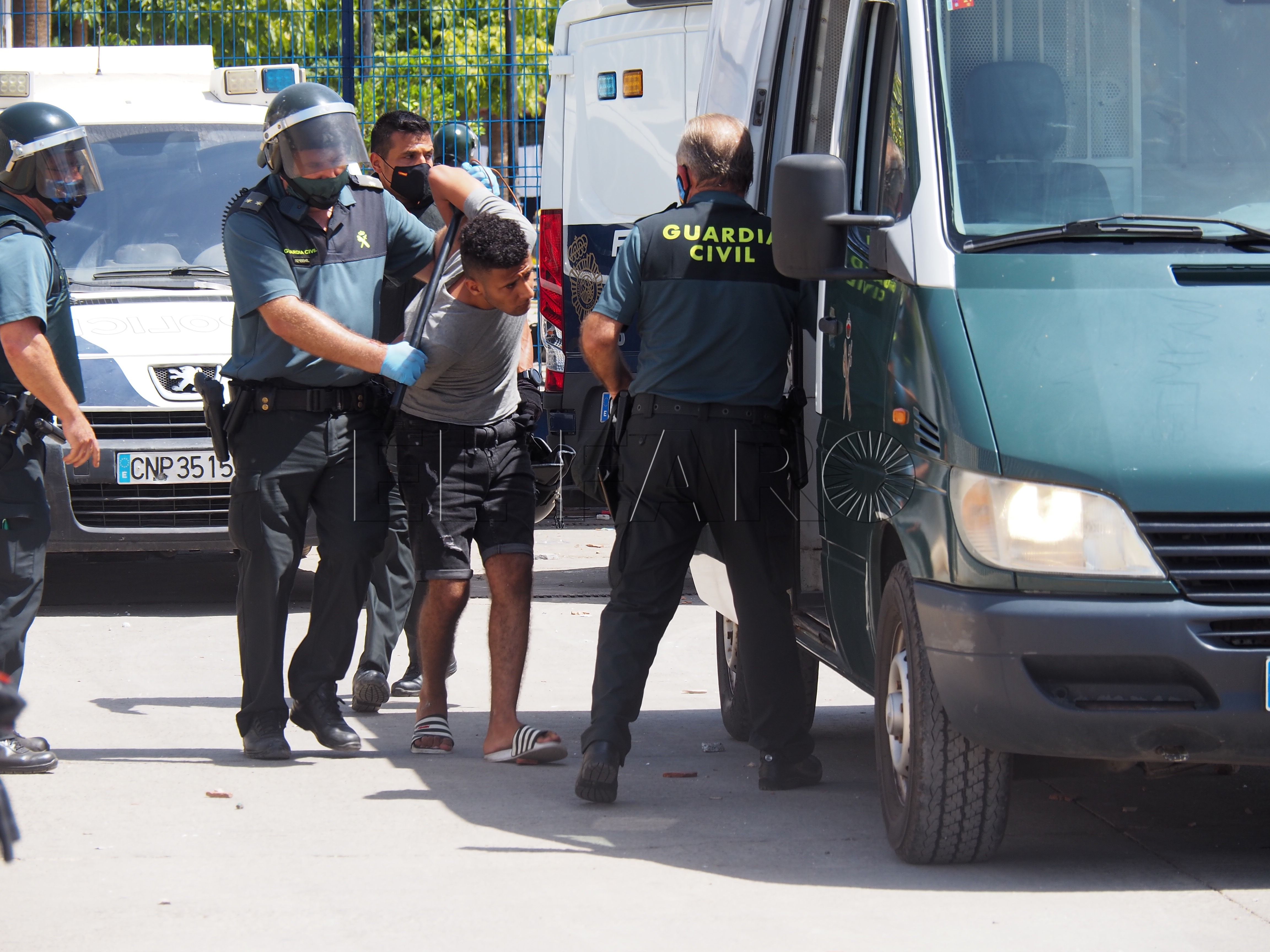 Dos años de prisión para 38 migrantes del CETI de Melilla por un motín