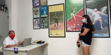 Momento de la firma de una de las jugadoras que entrarán en liza.
