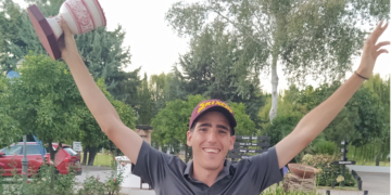 El joven melillense, con el trofeo de campeón.