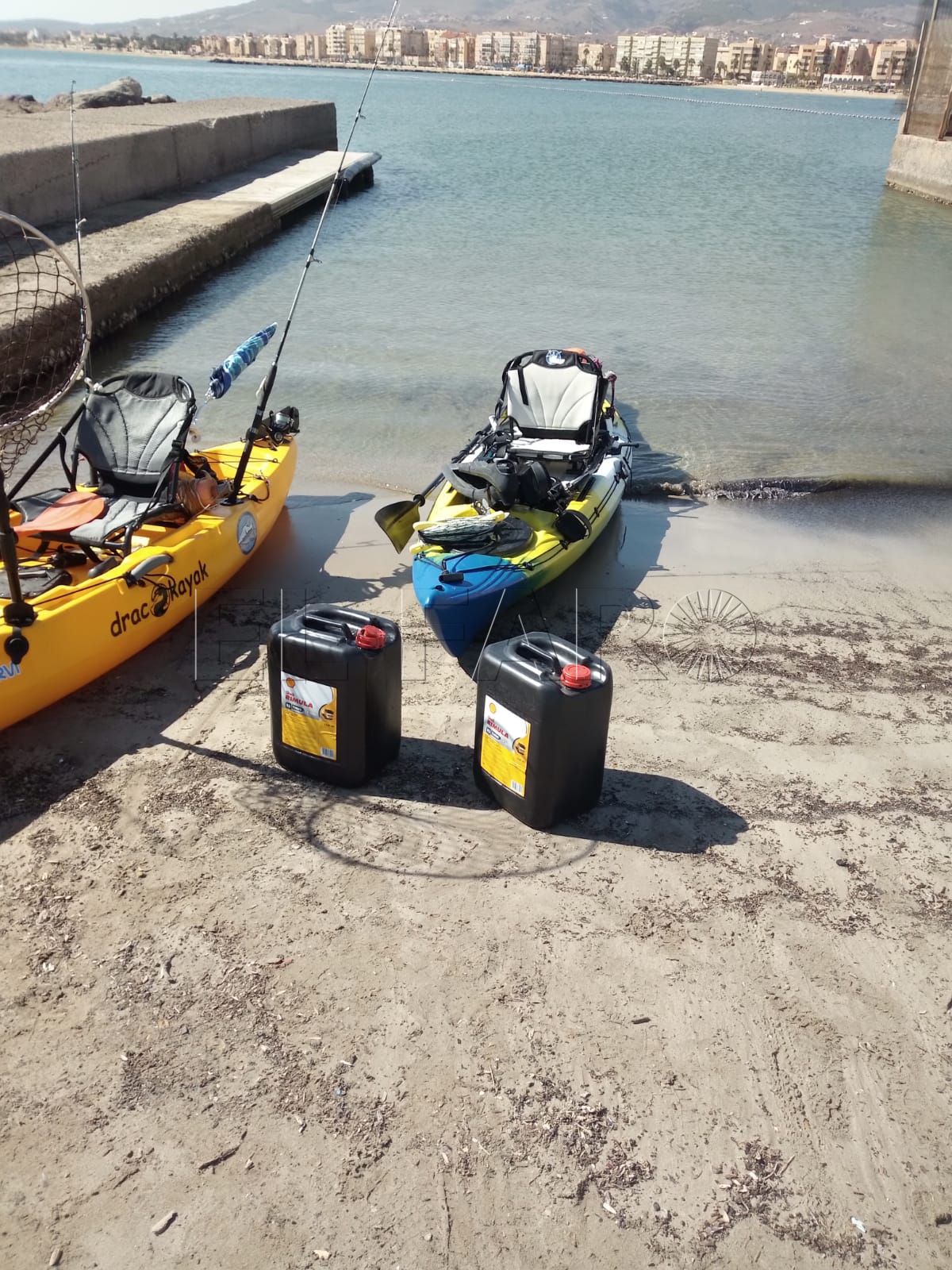 Dos garrafas de aceite de barco encontradas en las costas melillenses