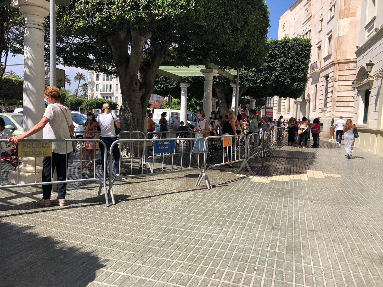 Larga cola para comprar las entradas para el espectáculo de Los Morancos