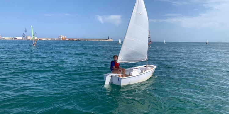 La flota de vela ligera vuelve al mar después de las actividades de verano
