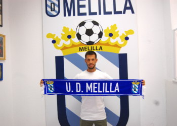 El nuevo jugador de la UD Melilla, en el momento de su presentación.
