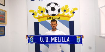El nuevo jugador de la UD Melilla, en el momento de su presentación.
