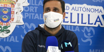 Alejandro Alcoba atendió ayer a los medios de comunicación.