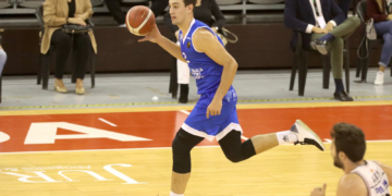 El jugador donostierra del Decano, Mikel Sanz, fue el encargado de atender ayer a los medios de comunicación.