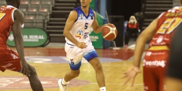 El jugador gaditano del Decano, Javi Marín, fue el encargado de atender ayer a los medios de comunicación.