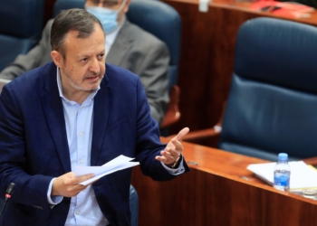 GRAF922. MADRID, 02/10/2020.- Fotografía de archivo fechada el 2 de julio de 2020, que muestra al consejero de Políticas Sociales, Familias, Igualdad y Natalidad, Alberto Reyero, durante el pleno de la Asamblea de Madrid sobre educación y finanzas sobre la crisis de la COVID-19, así como a cuestiones relacionadas con los derechos LGTBI. Alberto Reyero (Cs) ha presentado este viernes su dimisión por carta a la presidenta madrileña, Isabel Díaz Ayuso.En la misiva, a la que ha tenido acceso Efe, Reyero señala que su decisión ha sido "meditada" porque ve necesario "cerrar una etapa, dar un paso al lado" y volver a sus funciones en la Asamblea de Madrid "desde donde seguiré defendiendo los derechos de las personas más vulnerables". EFE/Fernando Alvarado