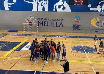 Los estudiantiles celebraron el triunfo de ayer ante el Unicaja.