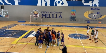 Los estudiantiles celebraron el triunfo de ayer ante el Unicaja.