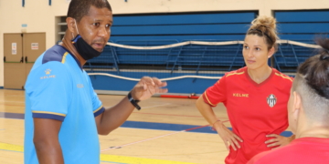 El técnico de la escuadra melillense dando consignas a la jugadora María Soto.