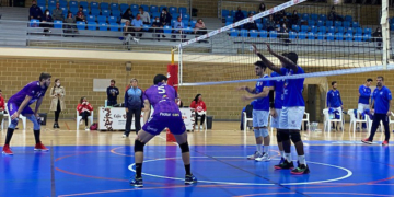 Remate de un jugador de la escuadra de nuestra ciudad, en el último de los partidos de la Superliga Masculina.