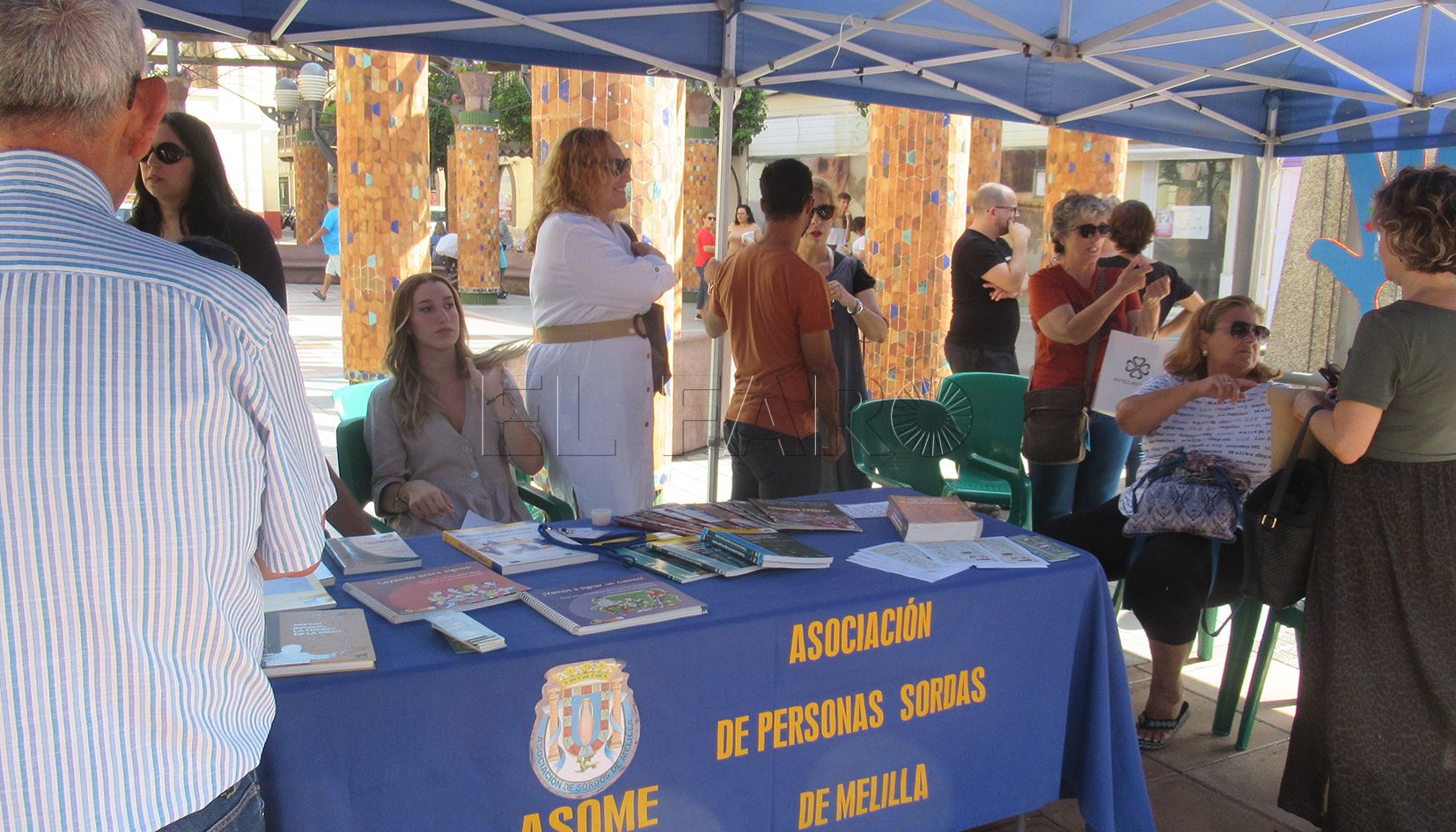 Alumnos sordos siguen sin intérpretes y con la barrera física de las mascarillas