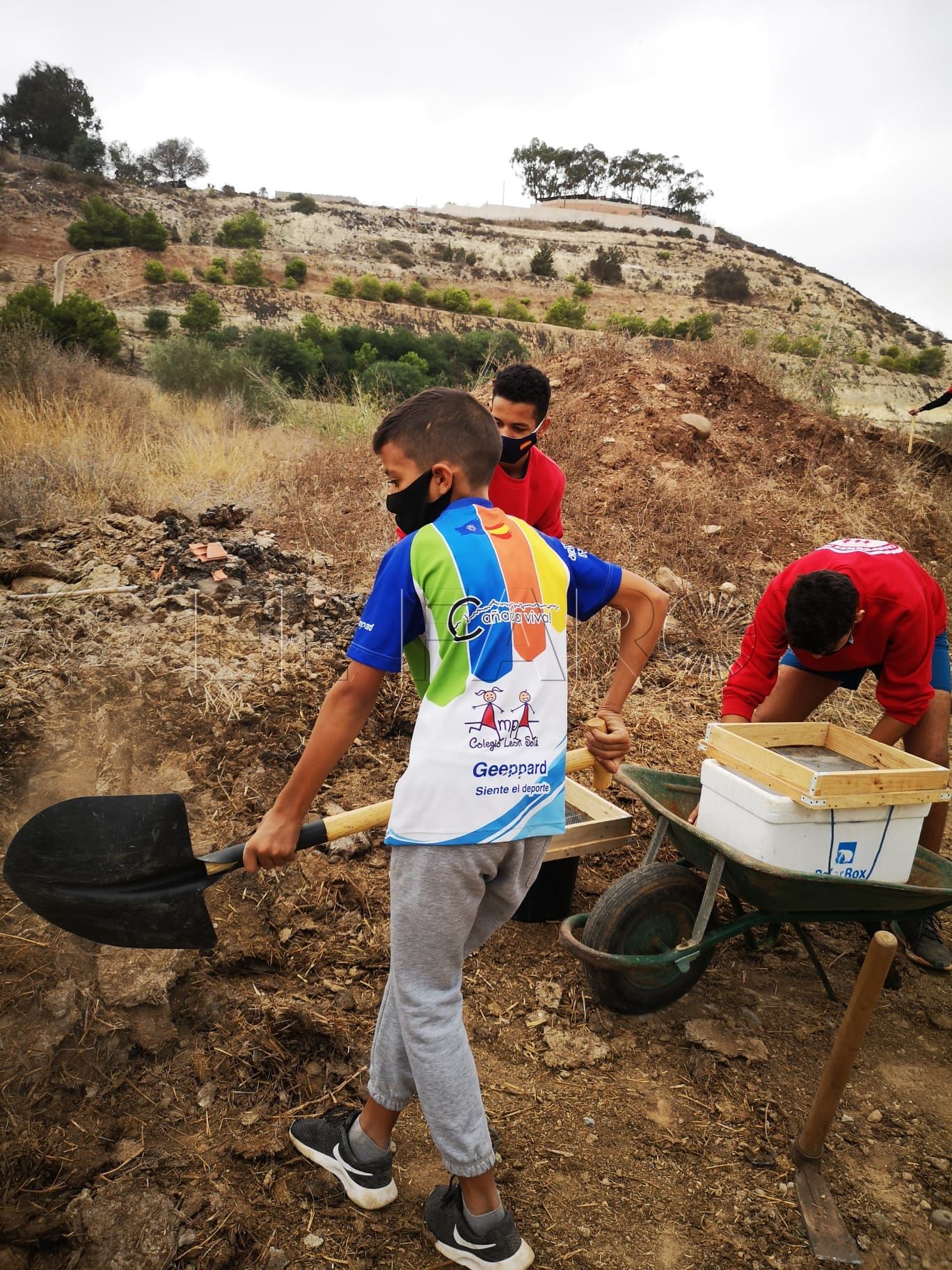 Unos 20 menores de los Distritos IV y V participan en una actividad al aire libre con 'bombas de semillas'